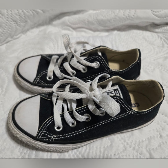 Kids size 11 Converse Allstar low tops - Picture 3 of 6
